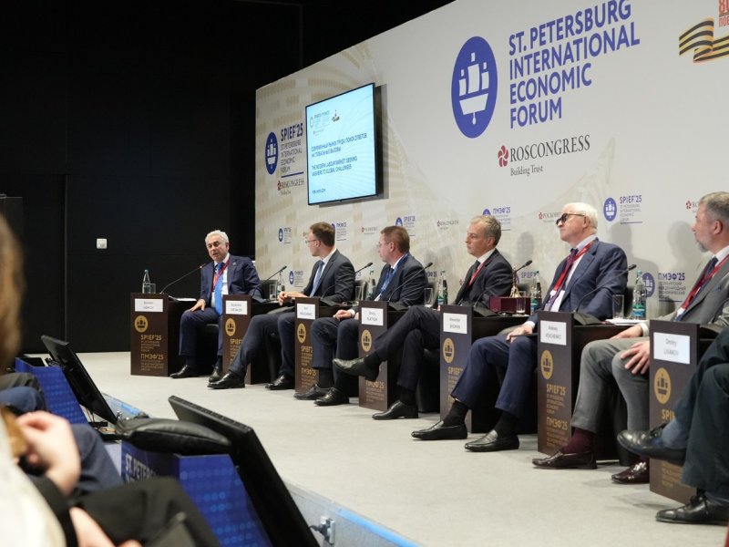 На ПМЭФ-2025 представитель компании «ФосАгро» Сиродж Лоиков принял участие в панельной сессии о тенденциях на рынке труда